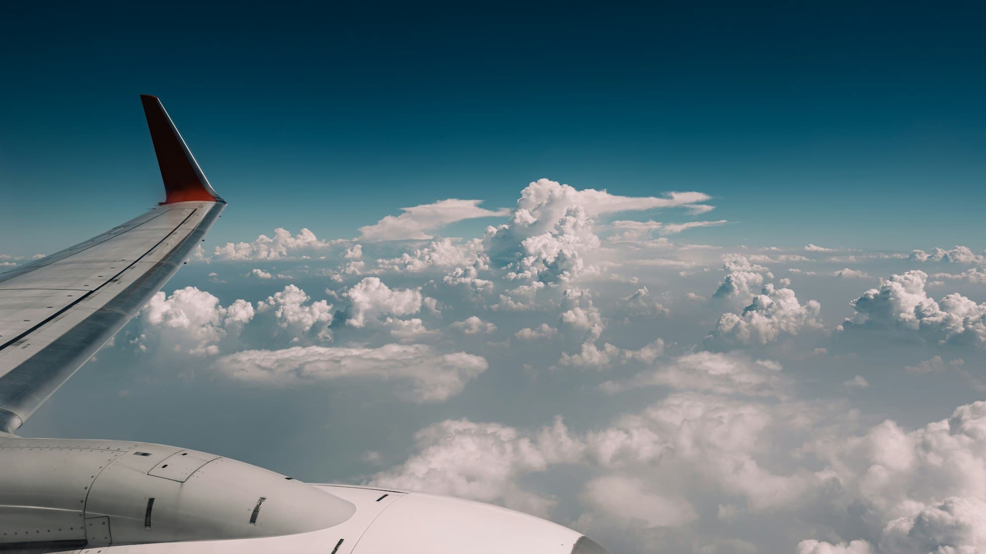 Blick aus dem Flugzeugfenster über der Wolkendecke