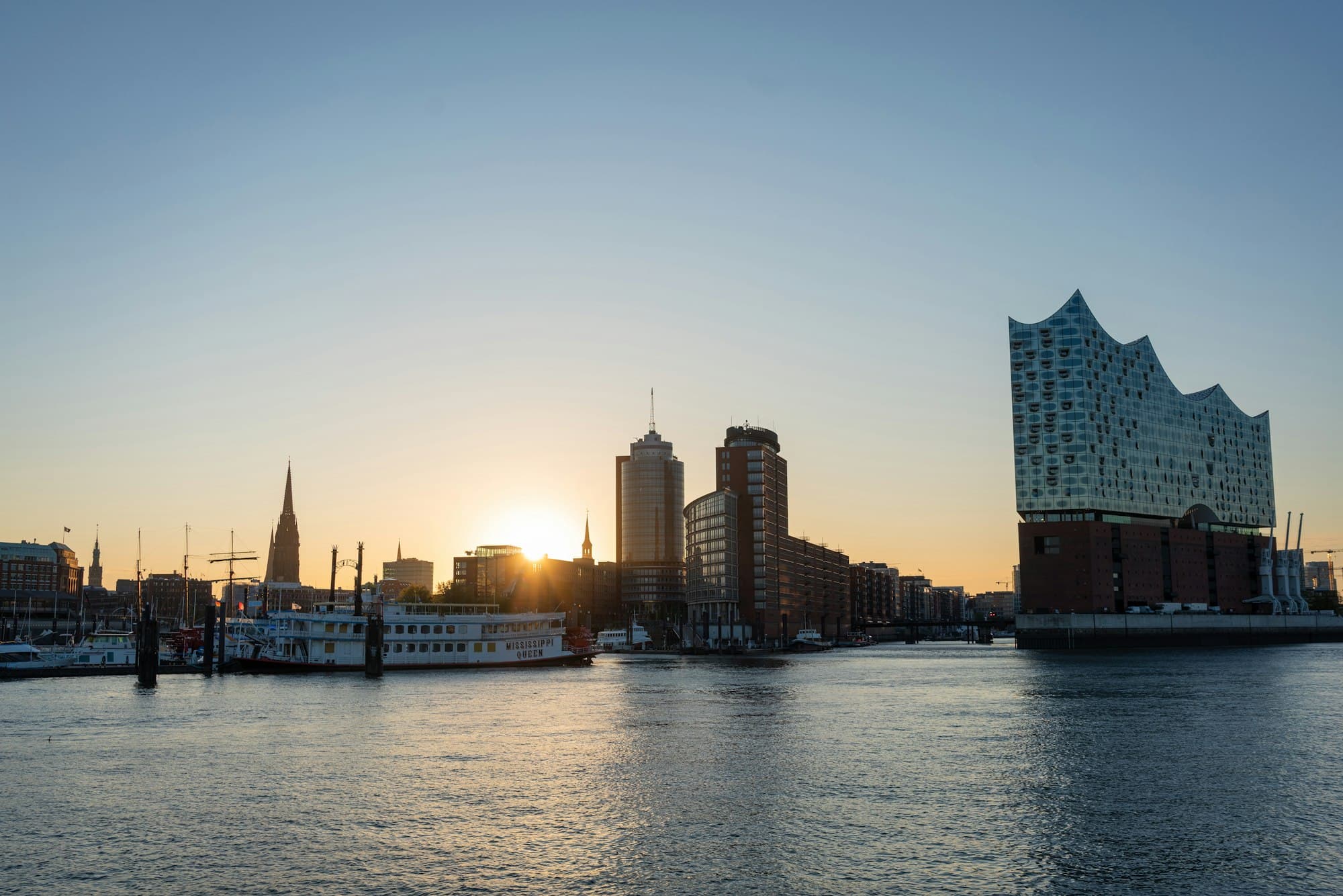 Hamburger Hafen mit Elbphilharmonie im Gegenlicht der Abendsonne